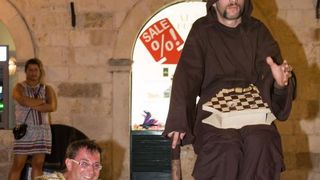 24.08.2013., Stradun, Dubrovnik – Jadranko Kljucanin, zadarski modni macak izvodi performans na Stradunu. Photo: Grgo Jelavic/PIXSELL