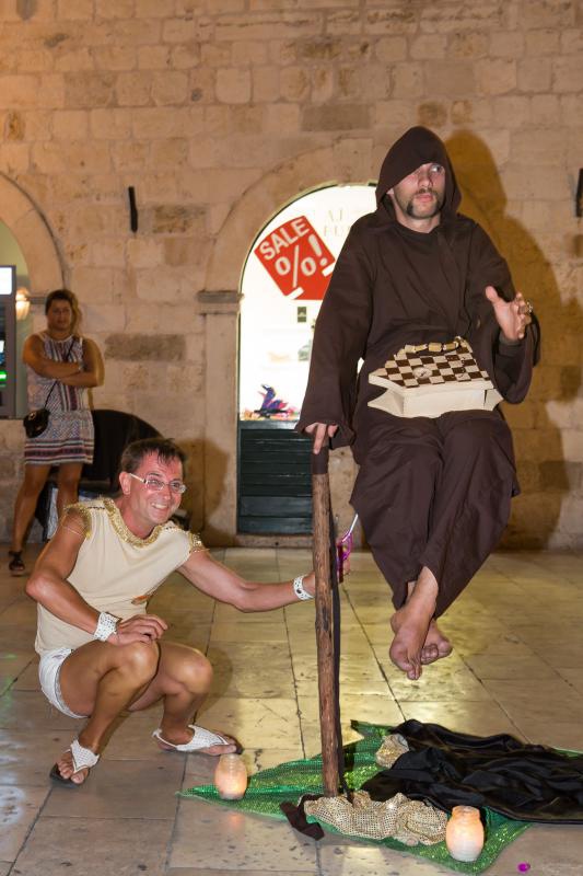 24.08.2013., Stradun, Dubrovnik – Jadranko Kljucanin, zadarski modni macak izvodi performans na Stradunu. Photo: Grgo Jelavic/PIXSELL
