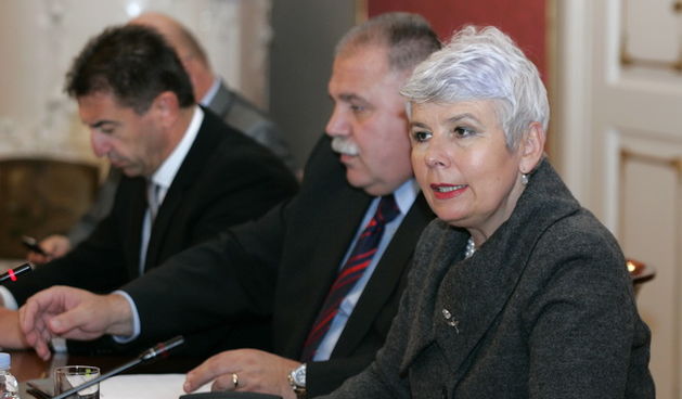 Zagreb, 111110.
U Banskim dvorima odrzana je sjednica Vlade pod predsjedanjem premijerke Jadranke Kosor.
Na slici: Darko Milinovic ministar Zdravstva, Ivan Suker ministar Financija, Jadranka Kosor predsjednica Vlade.
Foto: Bernard Covic / Cropix