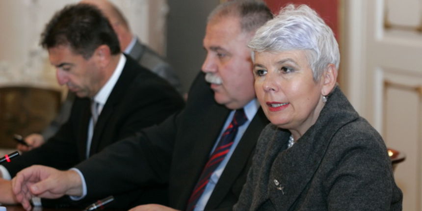 Zagreb, 111110.
U Banskim dvorima odrzana je sjednica Vlade pod predsjedanjem premijerke Jadranke Kosor.
Na slici: Darko Milinovic ministar Zdravstva, Ivan Suker ministar Financija, Jadranka Kosor predsjednica Vlade.
Foto: Bernard Covic / Cropix Zagreb, 111110.
U Banskim dvorima odrzana je sjednica Vlade pod predsjedanjem premijerke Jadranke Kosor.
Na slici: Darko Milinovic ministar Zdravstva, Ivan Suker ministar Financija, Jadranka Kosor predsjednica Vlade.
Foto: Bernard Covic / Cropix