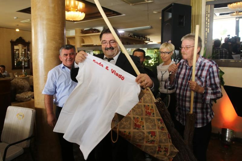 Zadar – Poznati zadarski ugostitelj Erik Pavin na rucak je pozvao djelatnike Cistoce koji su mogli gustati u vrhunskom ribljem meniju. Photo: Filip Brala/PIXSEL Zadar – Poznati zadarski ugostitelj Erik Pavin na rucak je pozvao djelatnike Cistoce koji su mogli gustati u vrhunskom ribljem meniju. Photo: Filip Brala/PIXSEL