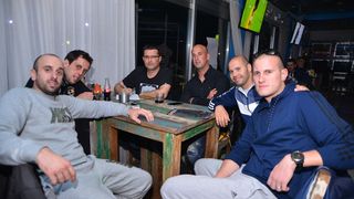 Famous Bar: 1. kolo Lige sportskog kviza “Nogometne ikone” 27. listopada 2016. Foto. Iva Perinčić Famous Bar: 1. kolo Lige sportskog kviza “Nogometne ikone” 27. listopada 2016. Foto. Iva Perinčić