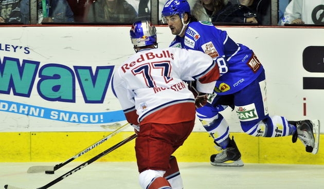 Zagreb, 120910.
Hokejaska utakmica HKL Medvescak Zagreb i EC Red Bull Salzburg.
Na slici: Frank Banham (Medvescak).
Foto: Boris Kovacev / CROPIX
