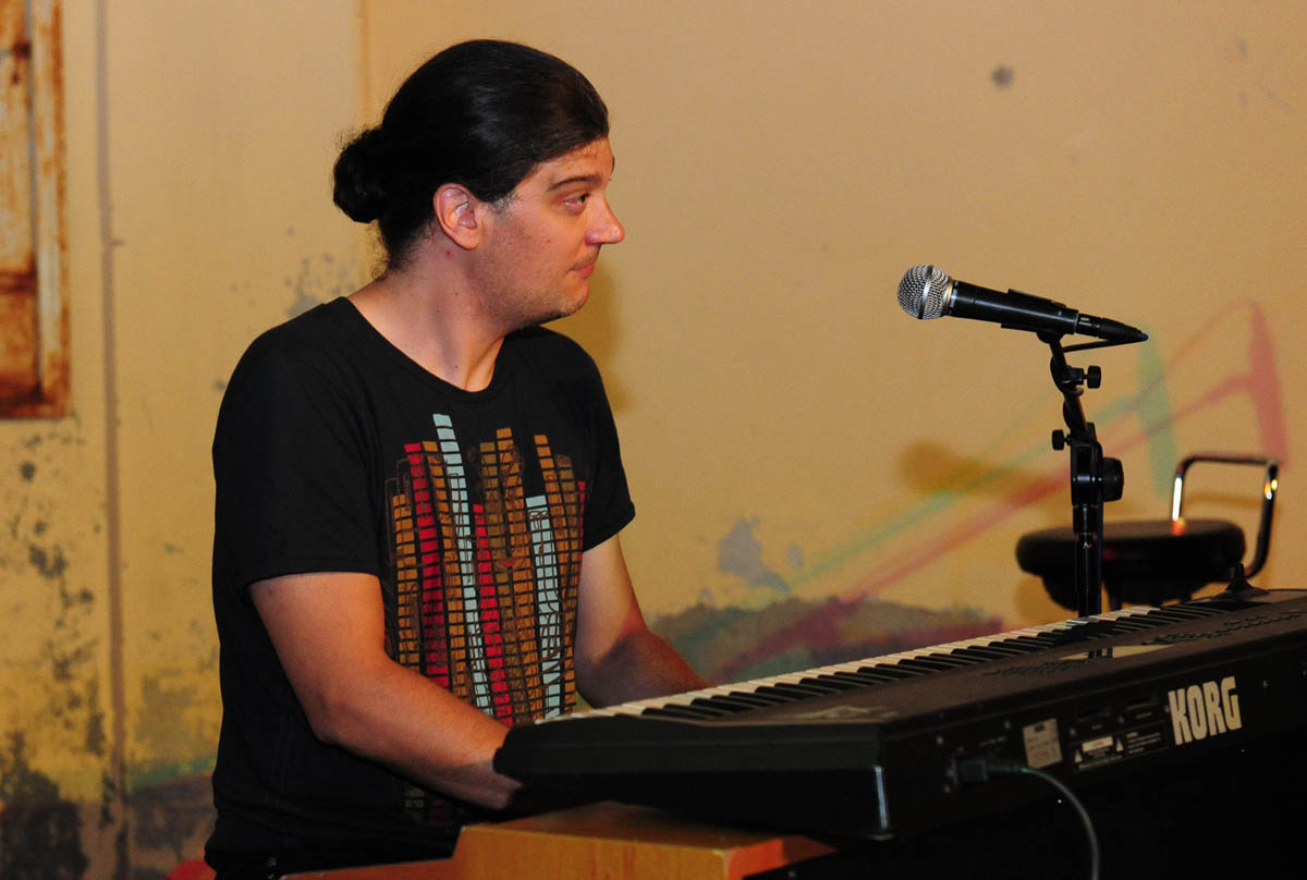 Zadar, 2.8.2013. snimio: Nenad Marčev 

Mario Huljev i
Dino Dvornik tribute band

Jurica Leikauff, klavijature, 
Marko Duvnjak, bubnjar, 
Alen Svetopetrić, bas gitara, 
Zoran Jex Jaeger, gitara,
Ivan Premelč, saksofon.


Dvorište Providurove palače