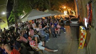 Utakmica Hrvatske i Kameruna gledala se u zadarskim kafićima, foto: Filip Brala/PIXSELL Utakmica Hrvatske i Kameruna gledala se u zadarskim kafićima, foto: Filip Brala/PIXSELL