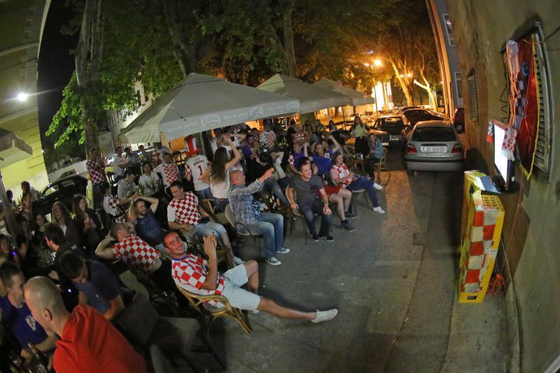 Utakmica Hrvatske i Kameruna gledala se u zadarskim kafićima, foto: Filip Brala/PIXSELL Utakmica Hrvatske i Kameruna gledala se u zadarskim kafićima, foto: Filip Brala/PIXSELL