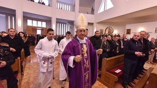 Kistanje: Zadarski nadbiskup Želimir Puljić blagoslovio relikvije sv. Nikole. Foto: Hrvoje Jelavić/PIXSELL Kistanje: Zadarski nadbiskup Želimir Puljić blagoslovio relikvije sv. Nikole. Foto: Hrvoje Jelavić/PIXSELL