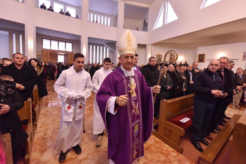 Kistanje: Zadarski nadbiskup Želimir Puljić blagoslovio relikvije sv. Nikole. Foto: Hrvoje Jelavić/PIXSELL Kistanje: Zadarski nadbiskup Želimir Puljić blagoslovio relikvije sv. Nikole. Foto: Hrvoje Jelavić/PIXSELL