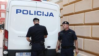 Privođenje muškarca osumnjičenog za bombaške napade na PU zadarsku Privođenje muškarca osumnjičenog za bombaške napade na PU zadarsku