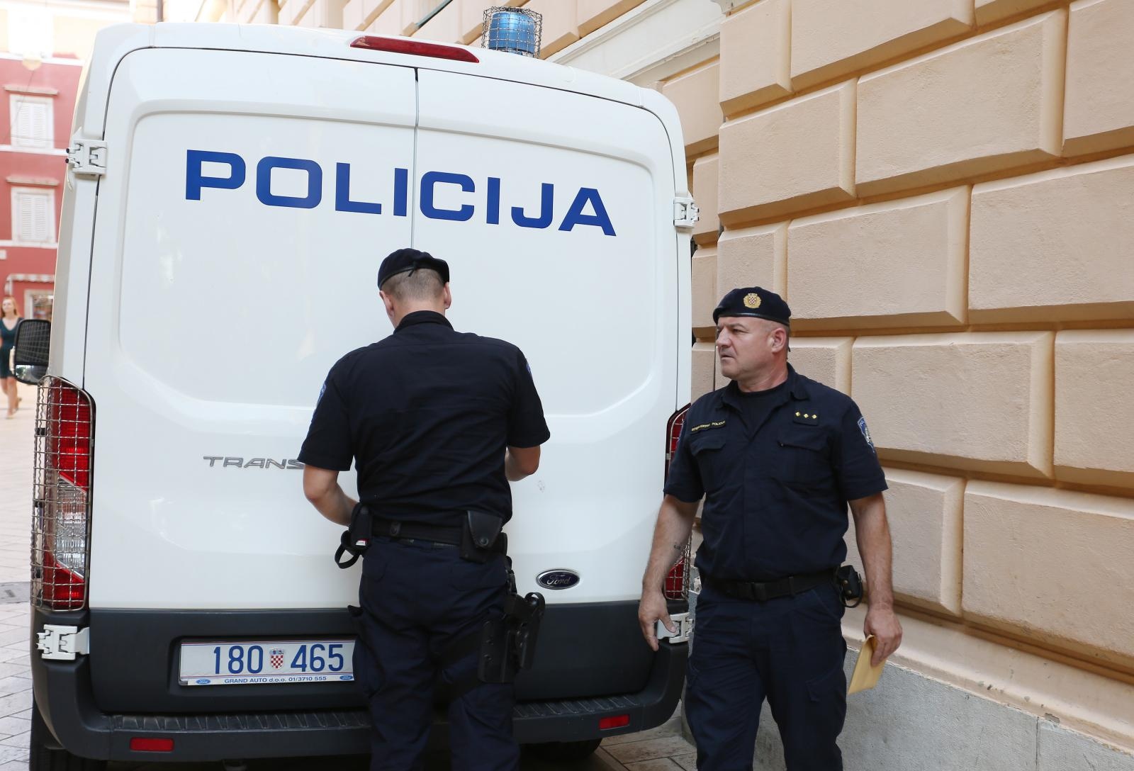 Privođenje muškarca osumnjičenog za bombaške napade na PU zadarsku Privođenje muškarca osumnjičenog za bombaške napade na PU zadarsku