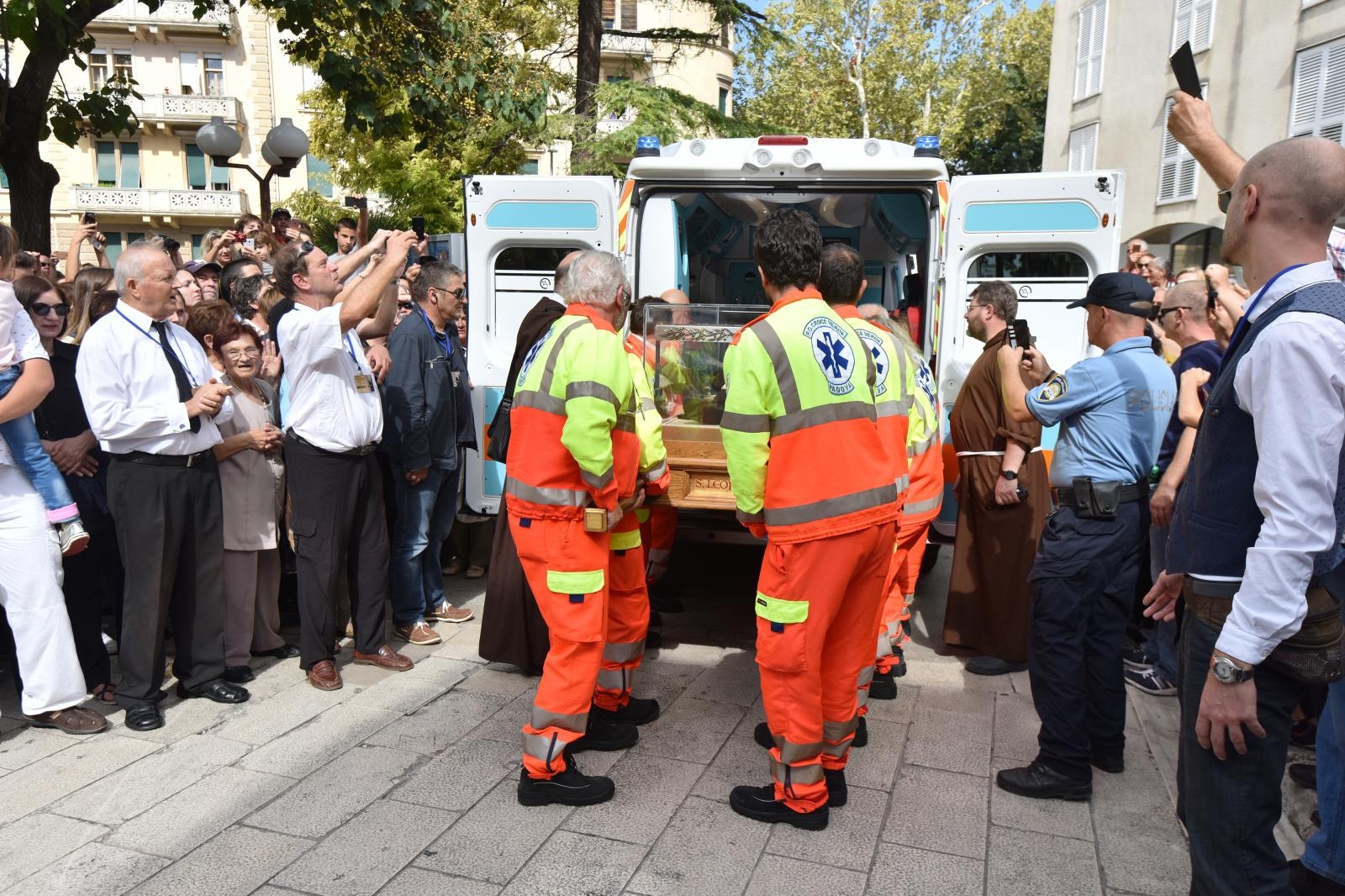 Stotine vjernika ispred crkve Gospe od zdravlja dočekalo relikviju sv. Leopolda Mandića Stotine vjernika ispred crkve Gospe od zdravlja dočekalo relikviju sv. Leopolda Mandića