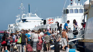 Zadar, 220612
Mnogi su iskoristili praznike kako bi povezali produzeni vikend i otisli na more pa je tako danas u zadarskoj trajektnoj luci pojacan promet.
Na fotografiji: guzve su i na brzim linijama
Foto: Luka Gerlanc / CROPIX Zadar, 220612
Mnogi su iskoristili praznike kako bi povezali produzeni vikend i otisli na more pa je tako danas u zadarskoj trajektnoj luci pojacan promet.
Na fotografiji: guzve su i na brzim linijama
Foto: Luka Gerlanc / CROPIX