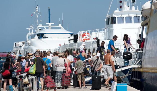 Zadar, 220612
Mnogi su iskoristili praznike kako bi povezali produzeni vikend i otisli na more pa je tako danas u zadarskoj trajektnoj luci pojacan promet.
Na fotografiji: guzve su i na brzim linijama
Foto: Luka Gerlanc / CROPIX