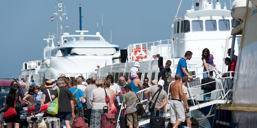 Zadar, 220612
Mnogi su iskoristili praznike kako bi povezali produzeni vikend i otisli na more pa je tako danas u zadarskoj trajektnoj luci pojacan promet.
Na fotografiji: guzve su i na brzim linijama
Foto: Luka Gerlanc / CROPIX Zadar, 220612
Mnogi su iskoristili praznike kako bi povezali produzeni vikend i otisli na more pa je tako danas u zadarskoj trajektnoj luci pojacan promet.
Na fotografiji: guzve su i na brzim linijama
Foto: Luka Gerlanc / CROPIX