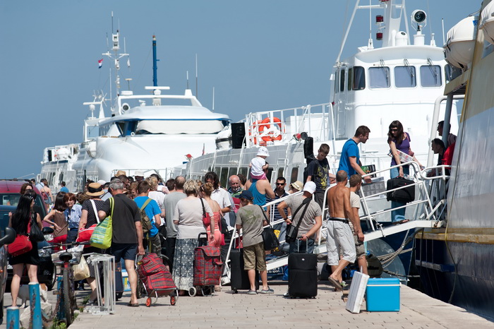 Zadar, 220612
Mnogi su iskoristili praznike kako bi povezali produzeni vikend i otisli na more pa je tako danas u zadarskoj trajektnoj luci pojacan promet.
Na fotografiji: guzve su i na brzim linijama
Foto: Luka Gerlanc / CROPIX Zadar, 220612
Mnogi su iskoristili praznike kako bi povezali produzeni vikend i otisli na more pa je tako danas u zadarskoj trajektnoj luci pojacan promet.
Na fotografiji: guzve su i na brzim linijama
Foto: Luka Gerlanc / CROPIX
