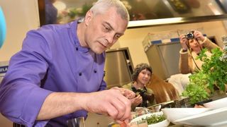 Zadar – Na prezentaciji u Impact centru Kuhar Renato Kraljev pripremao je zajedno s ucenicima tri slana i tri slatka jela s jagodama. Projektom se zeli povecati interes za uzgoj i konzumaciju jagoda u Zadarskoj zupaniji. Photo: Dino Stanin/PIXSELL Autor