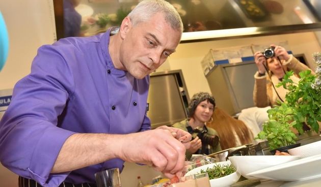 Zadar – Na prezentaciji u Impact centru Kuhar Renato Kraljev pripremao je zajedno s ucenicima tri slana i tri slatka jela s jagodama. Projektom se zeli povecati interes za uzgoj i konzumaciju jagoda u Zadarskoj zupaniji. Photo: Dino Stanin/PIXSELL Autor