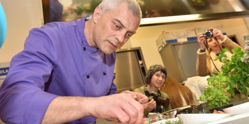 Zadar – Na prezentaciji u Impact centru Kuhar Renato Kraljev pripremao je zajedno s ucenicima tri slana i tri slatka jela s jagodama. Projektom se zeli povecati interes za uzgoj i konzumaciju jagoda u Zadarskoj zupaniji. Photo: Dino Stanin/PIXSELL Autor Zadar – Na prezentaciji u Impact centru Kuhar Renato Kraljev pripremao je zajedno s ucenicima tri slana i tri slatka jela s jagodama. Projektom se zeli povecati interes za uzgoj i konzumaciju jagoda u Zadarskoj zupaniji. Photo: Dino Stanin/PIXSELL Autor