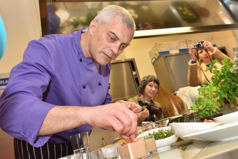 Zadar – Na prezentaciji u Impact centru Kuhar Renato Kraljev pripremao je zajedno s ucenicima tri slana i tri slatka jela s jagodama. Projektom se zeli povecati interes za uzgoj i konzumaciju jagoda u Zadarskoj zupaniji. Photo: Dino Stanin/PIXSELL Autor