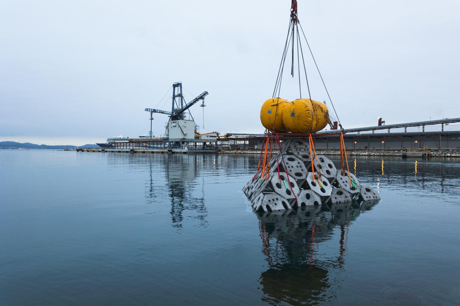 Riblji umjetni greben iz projekta “Adri.SmArtFish” otegljen na lokaciju kod Ošljaka