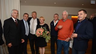 Hrvatska se sjeća košarkaške legende Krešimira Ćosića koji nas je prerano napustio prije 20 godina. Svečanom večerom u Falkensteinerovom hotelu Iadera u Petrčanima, obitelj Krešimira Ćosića – supruga Ljerka, kćerke Ana i Iva te sin Petar Krešimir, brojni Hrvatska se sjeća košarkaške legende Krešimira Ćosića koji nas je prerano napustio prije 20 godina. Svečanom večerom u Falkensteinerovom hotelu Iadera u Petrčanima, obitelj Krešimira Ćosića – supruga Ljerka, kćerke Ana i Iva te sin Petar Krešimir, brojni