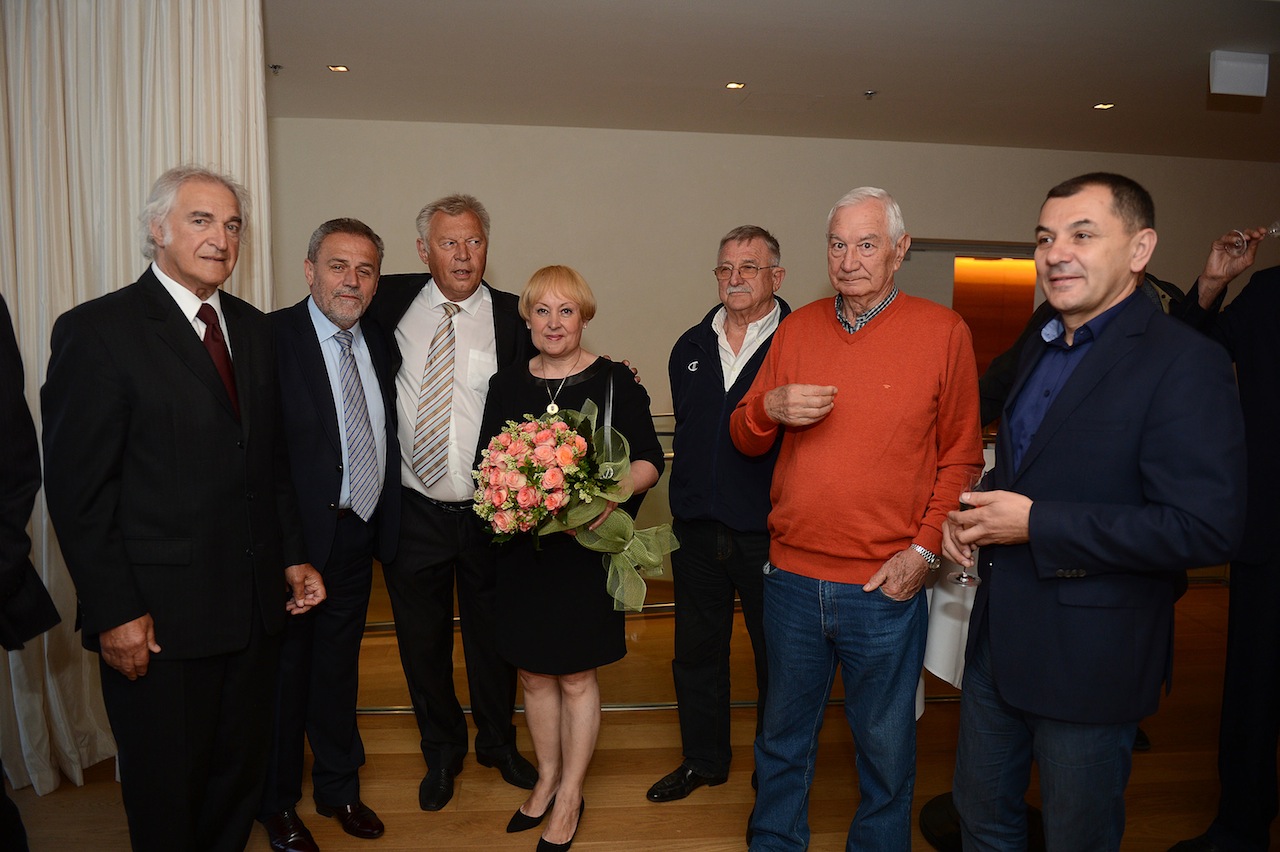 Hrvatska se sjeća košarkaške legende Krešimira Ćosića koji nas je prerano napustio prije 20 godina. Svečanom večerom u Falkensteinerovom hotelu Iadera u Petrčanima, obitelj Krešimira Ćosića – supruga Ljerka, kćerke Ana i Iva te sin Petar Krešimir, brojni Hrvatska se sjeća košarkaške legende Krešimira Ćosića koji nas je prerano napustio prije 20 godina. Svečanom večerom u Falkensteinerovom hotelu Iadera u Petrčanima, obitelj Krešimira Ćosića – supruga Ljerka, kćerke Ana i Iva te sin Petar Krešimir, brojni