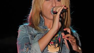 Na Stanovima se Kraljica mira slavi već preko 20 godina, a sinoćnjim misnim slavljem, procesijom i kasnije koncertom na školskom igralištu Stanarci su proslavili još jednu feštu. Koncert su održali grupa Dalmatico i Ivica Sikirić Ićo, foto: I. Perinčić Na Stanovima se Kraljica mira slavi već preko 20 godina, a sinoćnjim misnim slavljem, procesijom i kasnije koncertom na školskom igralištu Stanarci su proslavili još jednu feštu. Koncert su održali grupa Dalmatico i Ivica Sikirić Ićo, foto: I. Perinčić