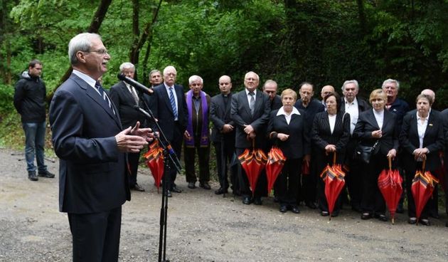 Ministarstvo branitelja Republike Hrvatske na celu s ministrom Predragom Maticem organiziralo je svecanost otkrivanja spomen obiljezja u Gracanima postavljenog u sjecanje na zrtve komunistickog rezima iz triju masovnih grobnica iz svibnja 1945. godine. An