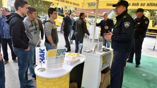 Auto klub Zadar prezentirao simulator prevrtanja i sudara, Foto: Dino Stanin/PIXSELL Auto klub Zadar prezentirao simulator prevrtanja i sudara, Foto: Dino Stanin/PIXSELL