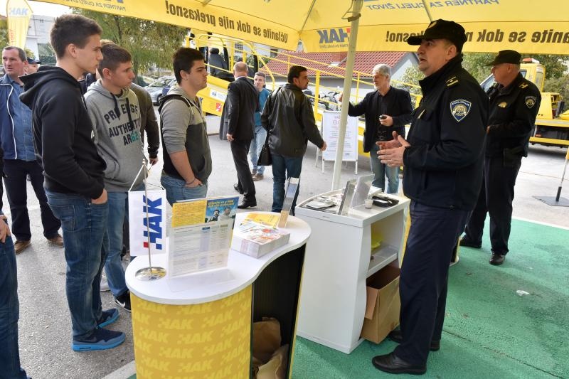 Auto klub Zadar prezentirao simulator prevrtanja i sudara, Foto: Dino Stanin/PIXSELL Auto klub Zadar prezentirao simulator prevrtanja i sudara, Foto: Dino Stanin/PIXSELL