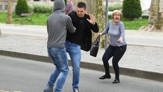 Incident nakon izricanja presude Komšiću: Stric ubijene Kristine nasrnuo na prolaznika Incident nakon izricanja presude Komšiću: Stric ubijene Kristine nasrnuo na prolaznika