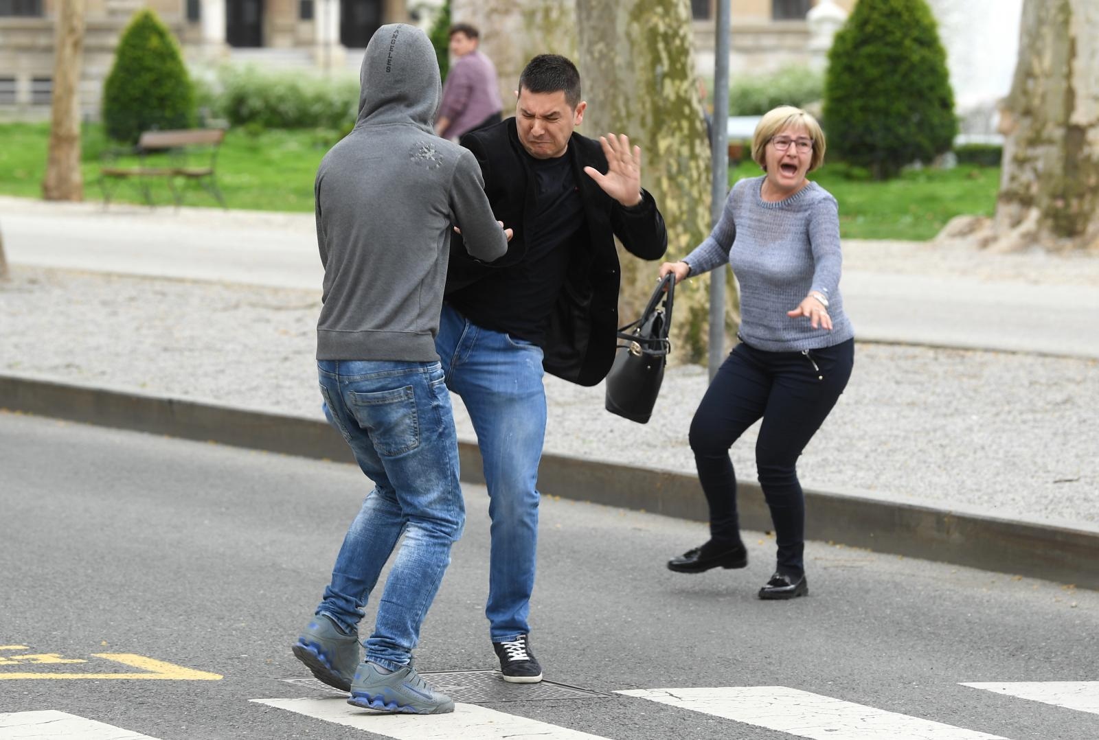 Incident nakon izricanja presude Komšiću: Stric ubijene Kristine nasrnuo na prolaznika Incident nakon izricanja presude Komšiću: Stric ubijene Kristine nasrnuo na prolaznika