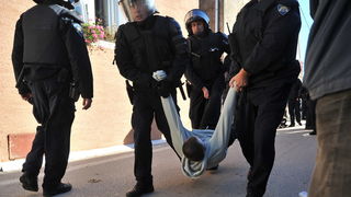 Zadar, 081112
Unatoc brojnim prosvjedima danas oko je oko 10h iz stana u zadarskoj cetvrti Arbanasi delozirana obitelj Vukic. Ulaz su svojim tijelima blokirali clanovi obitelji te njihovi prijatelji koje je policija bez otpora za ruke i noge odnijela u po Zadar, 081112
Unatoc brojnim prosvjedima danas oko je oko 10h iz stana u zadarskoj cetvrti Arbanasi delozirana obitelj Vukic. Ulaz su svojim tijelima blokirali clanovi obitelji te njihovi prijatelji koje je policija bez otpora za ruke i noge odnijela u po