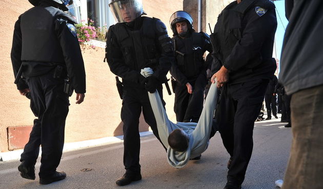 Zadar, 081112
Unatoc brojnim prosvjedima danas oko je oko 10h iz stana u zadarskoj cetvrti Arbanasi delozirana obitelj Vukic. Ulaz su svojim tijelima blokirali clanovi obitelji te njihovi prijatelji koje je policija bez otpora za ruke i noge odnijela u po