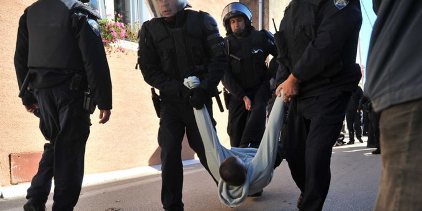 Zadar, 081112
Unatoc brojnim prosvjedima danas oko je oko 10h iz stana u zadarskoj cetvrti Arbanasi delozirana obitelj Vukic. Ulaz su svojim tijelima blokirali clanovi obitelji te njihovi prijatelji koje je policija bez otpora za ruke i noge odnijela u po Zadar, 081112
Unatoc brojnim prosvjedima danas oko je oko 10h iz stana u zadarskoj cetvrti Arbanasi delozirana obitelj Vukic. Ulaz su svojim tijelima blokirali clanovi obitelji te njihovi prijatelji koje je policija bez otpora za ruke i noge odnijela u po