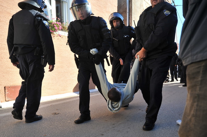 Zadar, 081112
Unatoc brojnim prosvjedima danas oko je oko 10h iz stana u zadarskoj cetvrti Arbanasi delozirana obitelj Vukic. Ulaz su svojim tijelima blokirali clanovi obitelji te njihovi prijatelji koje je policija bez otpora za ruke i noge odnijela u po Zadar, 081112
Unatoc brojnim prosvjedima danas oko je oko 10h iz stana u zadarskoj cetvrti Arbanasi delozirana obitelj Vukic. Ulaz su svojim tijelima blokirali clanovi obitelji te njihovi prijatelji koje je policija bez otpora za ruke i noge odnijela u po