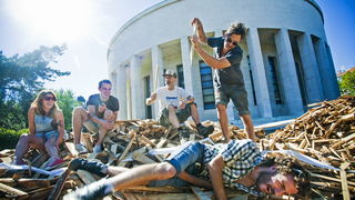 Zagreb, 280812.
Britanski umjetnicki kolektiv Giant Robots koji od danas pa do 9. rujna boravi u Zagrebu izradit ce dosad najvecu privremenu skulpturu od otpadnog drveta na javnom prostoru u Hrvatskoj koja ce na Galeriji Bacva (zgrada Hrvatskog drustva li