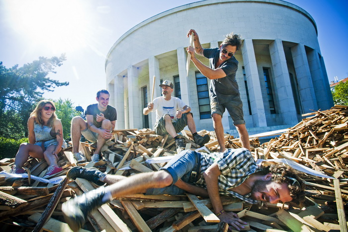 Zagreb, 280812.
Britanski umjetnicki kolektiv Giant Robots koji od danas pa do 9. rujna boravi u Zagrebu izradit ce dosad najvecu privremenu skulpturu od otpadnog drveta na javnom prostoru u Hrvatskoj koja ce na Galeriji Bacva (zgrada Hrvatskog drustva li