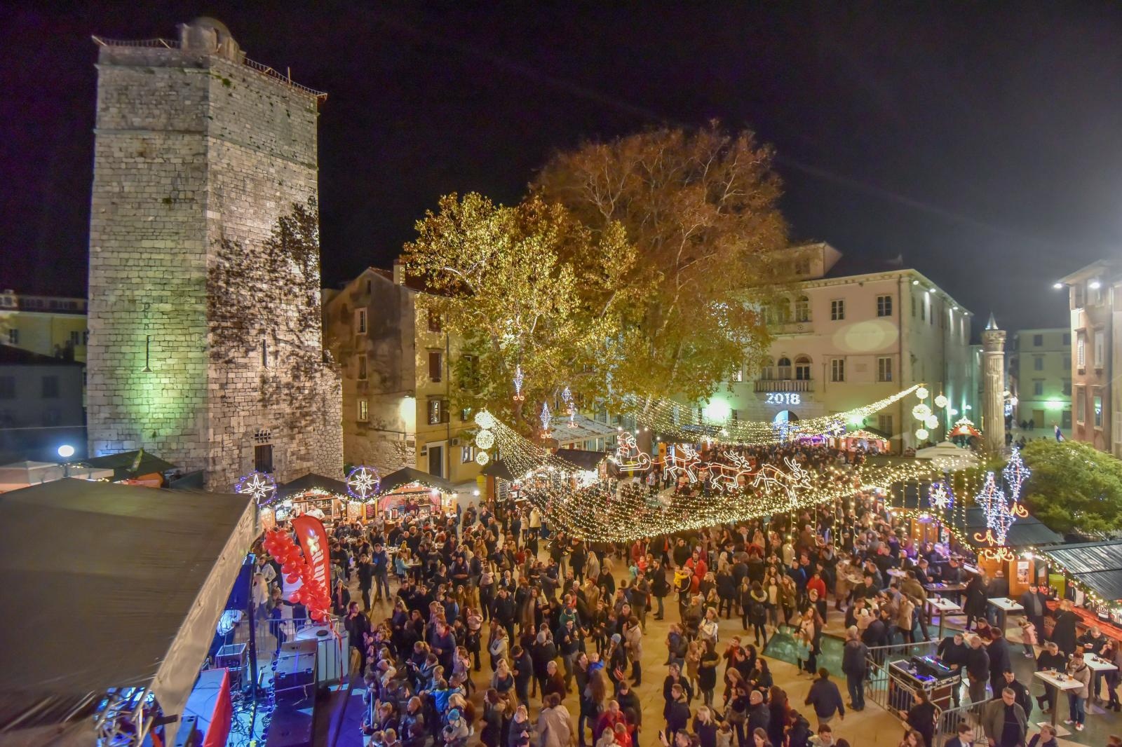 Na Trgu Petra Zoranica uz koncert Ivana Zaka i vatromet otvoren je Advent u Zadru Na Trgu Petra Zoranica uz koncert Ivana Zaka i vatromet otvoren je Advent u Zadru