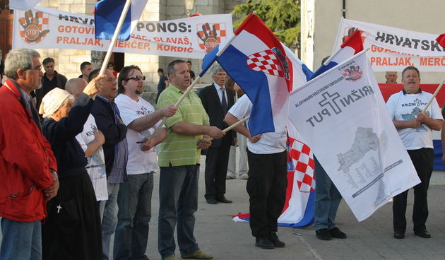 Zadar, 080411.
U organizaciji pokreta- stop progonu hrvatskih branitelja u  Pakostanama organiziran je skup potpore hrvatskim generalima u Hagu.
Na slici: detalj sa skupa.
Foto: Vladimir Ivanov / CROPIX