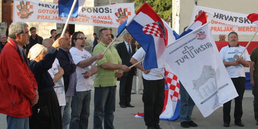 Zadar, 080411.
U organizaciji pokreta- stop progonu hrvatskih branitelja u Pakostanama organiziran je skup potpore hrvatskim generalima u Hagu.
Na slici: detalj sa skupa.
Foto: Vladimir Ivanov / CROPIX Zadar, 080411.
U organizaciji pokreta- stop progonu hrvatskih branitelja u Pakostanama organiziran je skup potpore hrvatskim generalima u Hagu.
Na slici: detalj sa skupa.
Foto: Vladimir Ivanov / CROPIX