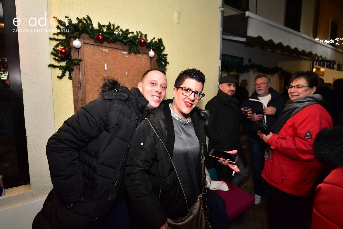 Tisuće Zadrana uživalo na krcatom Narodnom trgu i Tgu Petra Zoranića uz Tomislava Bralića i klapu Intrade Tisuće Zadrana uživalo na krcatom Narodnom trgu i Tgu Petra Zoranića uz Tomislava Bralića i klapu Intrade