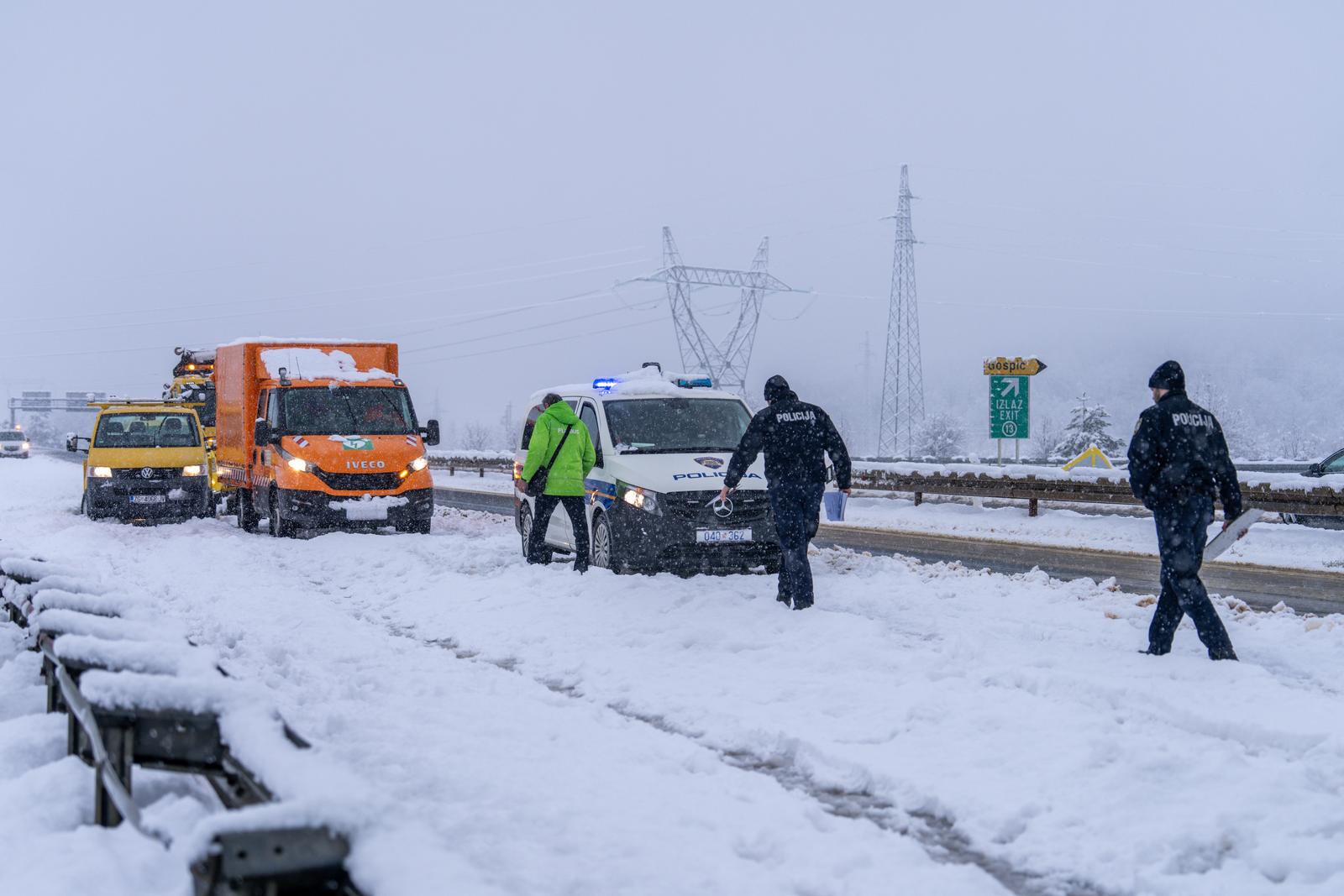 Lančani sudar autobusa i pet automobila kod Gospića
