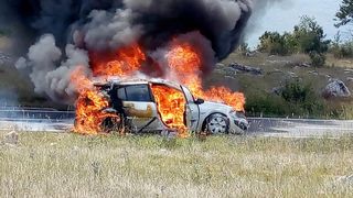 Kod Gračaca u vožnji se zapalio Renault i u potpunosti izgorio Kod Gračaca u vožnji se zapalio Renault i u potpunosti izgorio