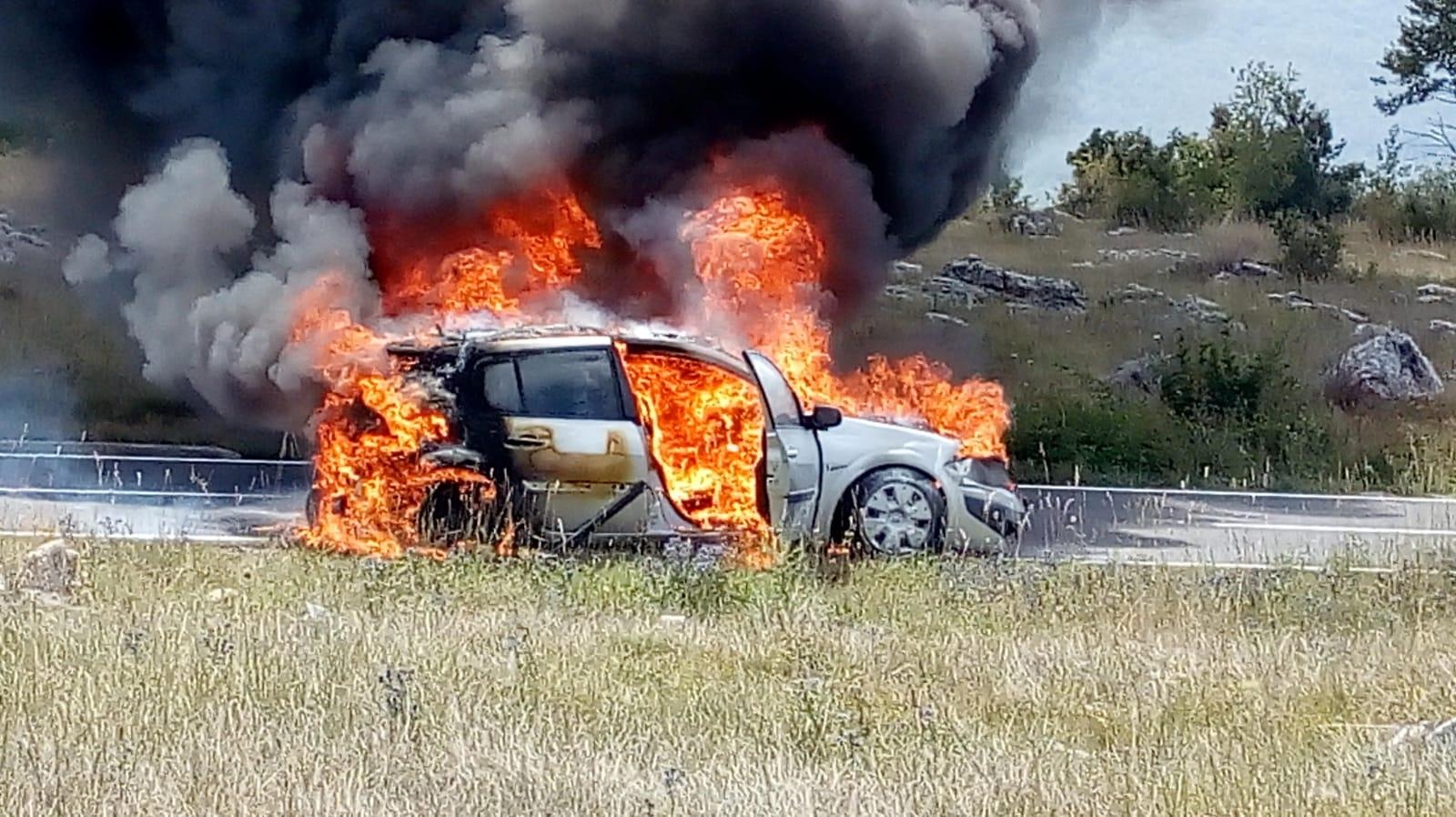 Kod Gračaca u vožnji se zapalio Renault i u potpunosti izgorio Kod Gračaca u vožnji se zapalio Renault i u potpunosti izgorio