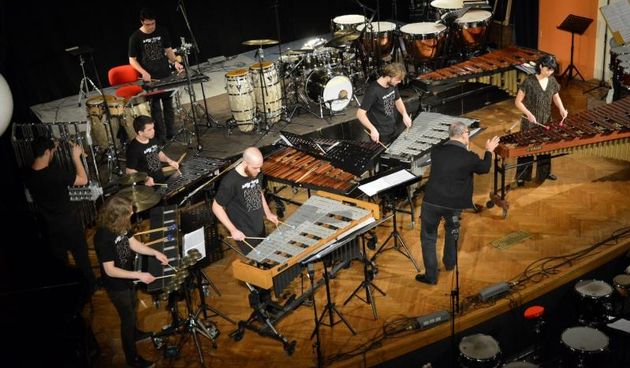 Bjelovar je iznova postao svjetsko udaraljkasko srediste. Veceras je u Domu kulture poceo trodnevni 13. medjunarodni udaraljkaski tjedan ? IPEW. Nastupit ce 40 glazbenika iz Hrvatske, Japana, Svedske, Spanjolske, Koreje i Bugarske. Prvu vecer publiku je