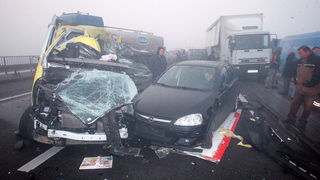 Zagreb, 161111.
Zagrebacka obilaznica, smjer istok, na mostu prije cvora Ivanja Reka, u jutrosnjoj magli oko 7 i 30 sati , sudarilo se dvadesetak automobila, a ozlijedjeno je vise osoba.
Foto: Goran Mehkek / Cropix