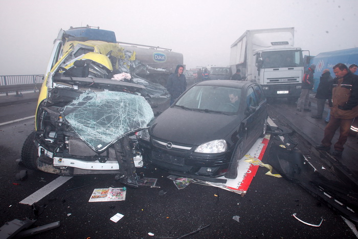 Zagreb, 161111.
Zagrebacka obilaznica, smjer istok, na mostu prije cvora Ivanja Reka, u jutrosnjoj magli oko 7 i 30 sati , sudarilo se dvadesetak automobila, a ozlijedjeno je vise osoba.
Foto: Goran Mehkek / Cropix