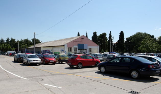 Zadar, 240510.
Sredisnji drzavni ured za upravljanje drzavnom imovinom raspisao je natjecaj za prodaju Ravnica, najatraktivnijeg preostalog gradjevinskog podrucja u centru Zadra. 
Na fotografiji: prostor bivse vojarne povrsine 19,3 tisuce kvadrata prodaje