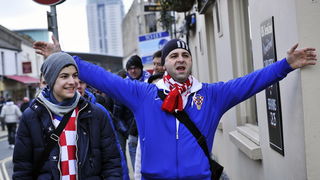Swansea (Wales), 260313.
Swansea uoci kvalifikacijske utakmice za Svjetsko prvenstvo u Brazilu, 2014. godine, izmedju reprezentacija Walesa i Hrvatske.
Hrvatski navijaci u centru grada, prije vecerasnje nogometne utakmice .
Foto: Boris Kovacev / CROPIX